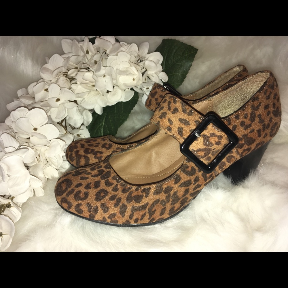 Leopard print pumps with buckle